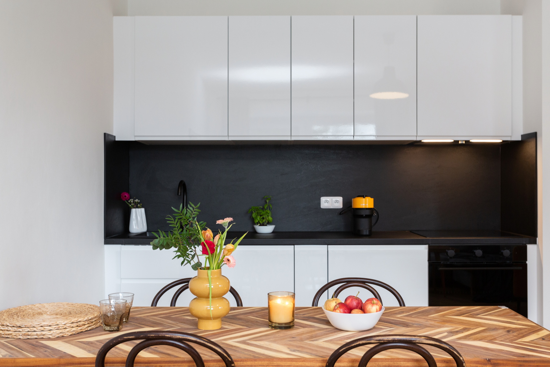 Apartmány Klikov — stylová kuchyně s jídelním stolem