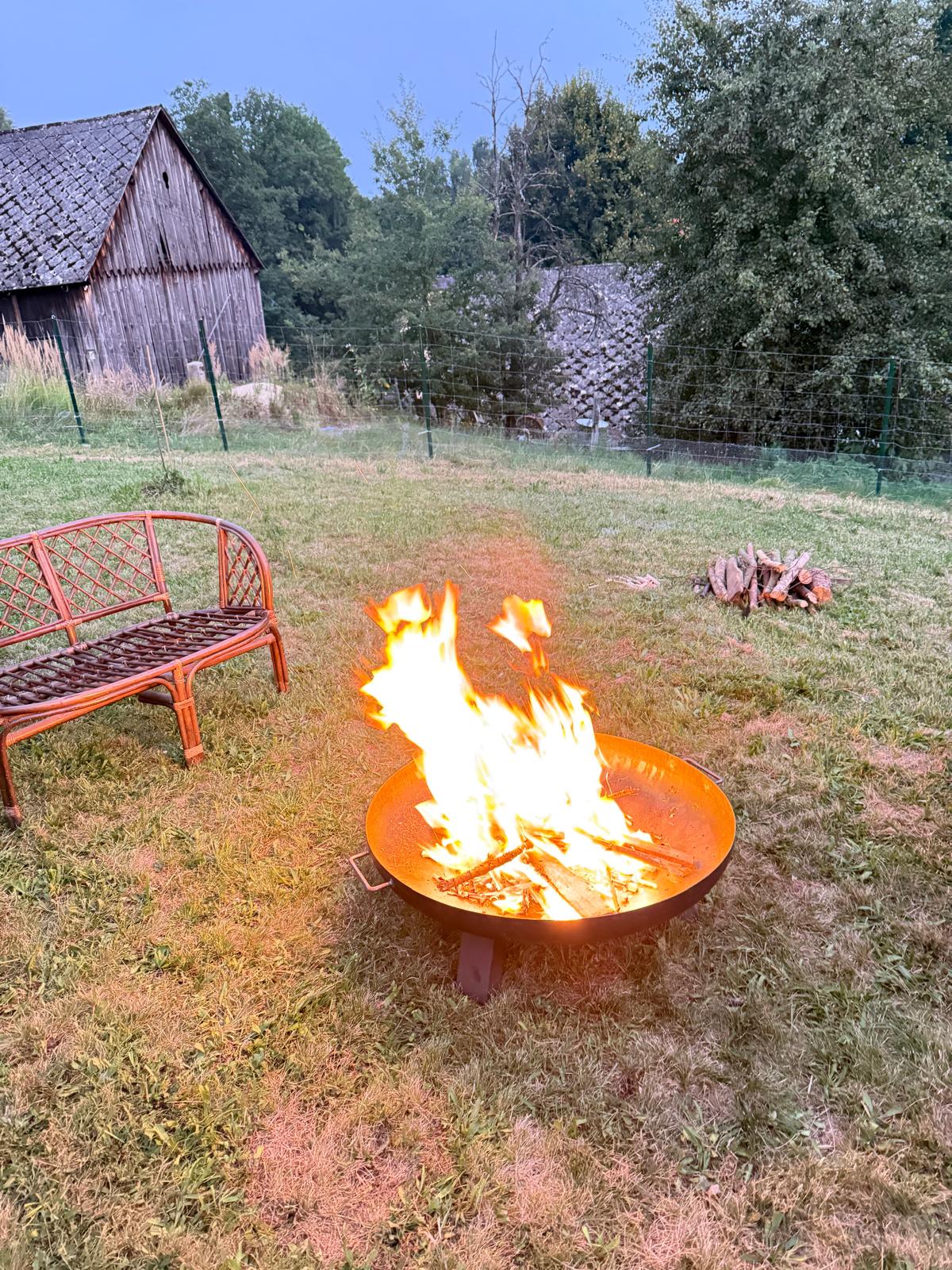 Večerní ohniště na zahradě